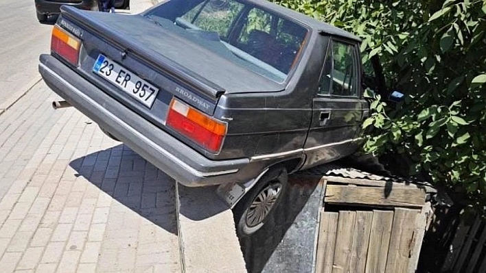 Otomobil kömürlüğün üzerinde asılı kaldı