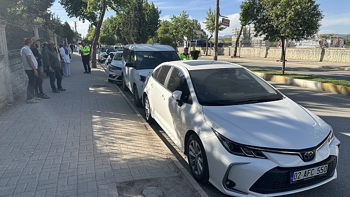 Otomobil park halindeki araçlara çarptı