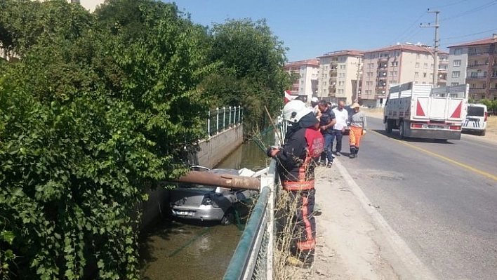 Sulama kanalına uçtu