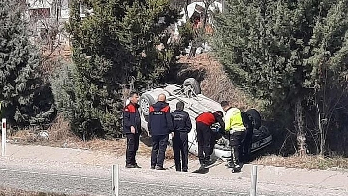 Otomobil takla atarak şarampole yuvarlandı