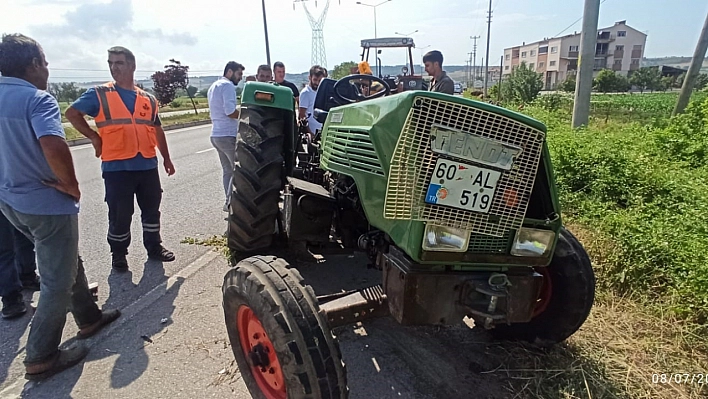 Otomobil traktöre çarptı