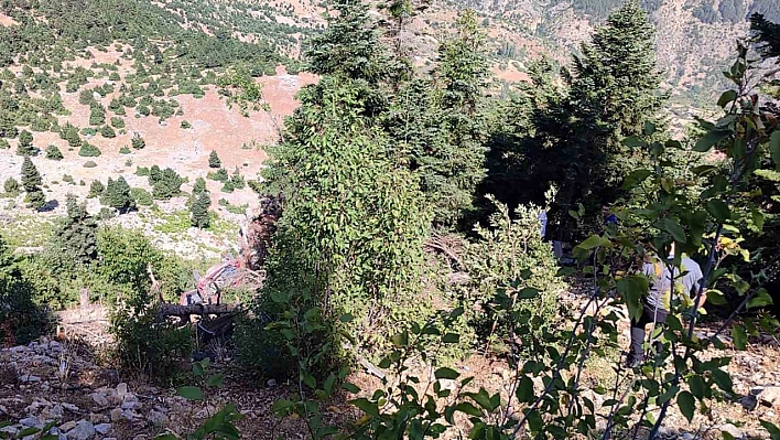 Otomobil uçuruma yuvarlandı: 2 ölü