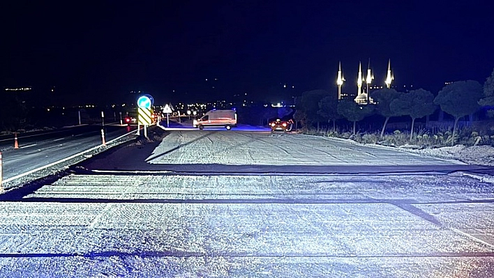 Yol dubalarına çarpan otomobilde 75 yaşındaki yolcu yaralandı!