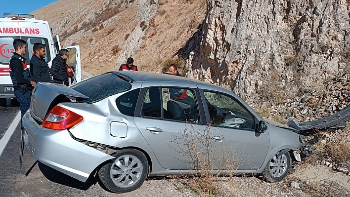 Otomobil yoldan çıktı 2 yaralı