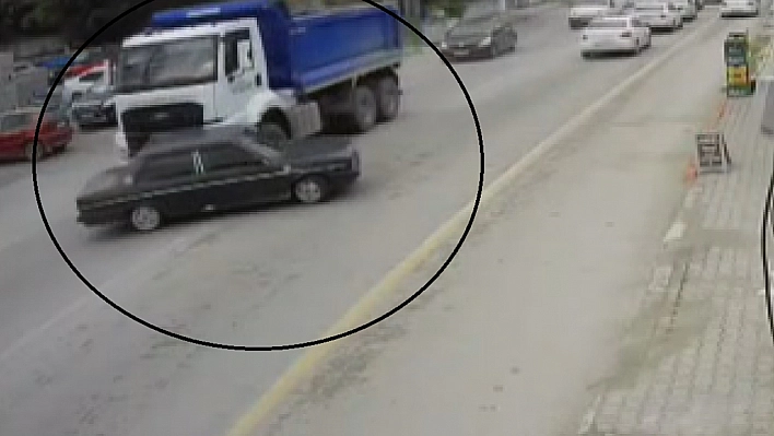 Otomobili oyuncak araba gibi önüne aldı