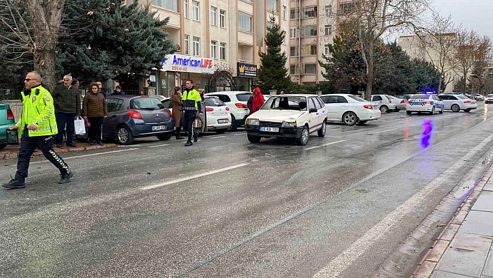 Kaza geçiren çocuğa vatandaşlardan anlamlı davranış