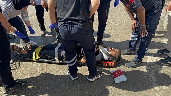 Otomobille motosiklet çarpıştı