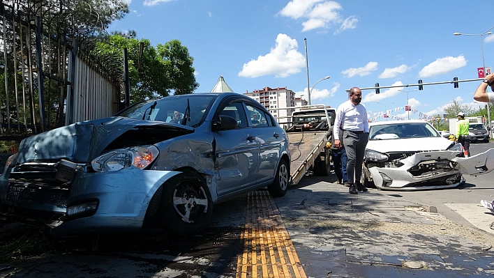 Otomobiller çarpıştı