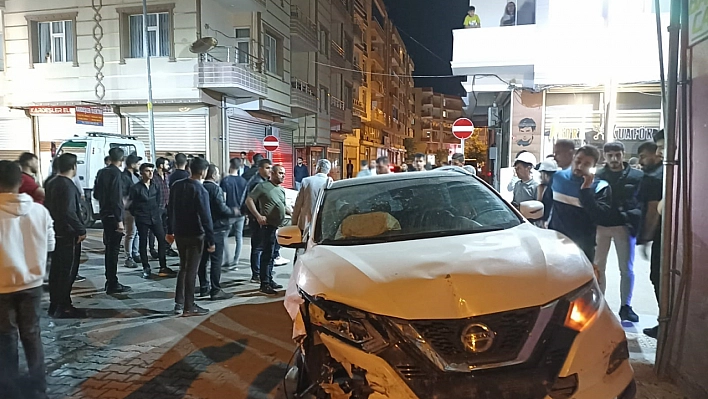 Otomobiller kafa kafaya çarpıştı