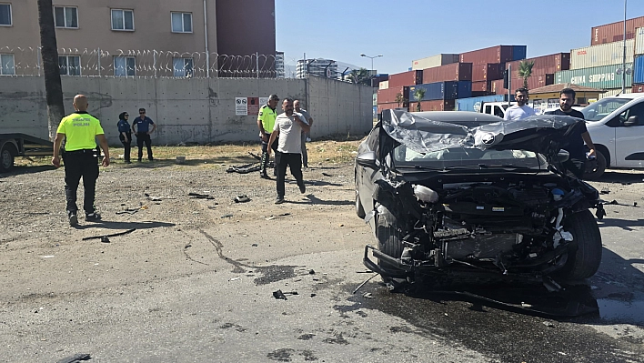 Otomobillerin hurdaya döndüğü kazada 2 kişi yaralandı