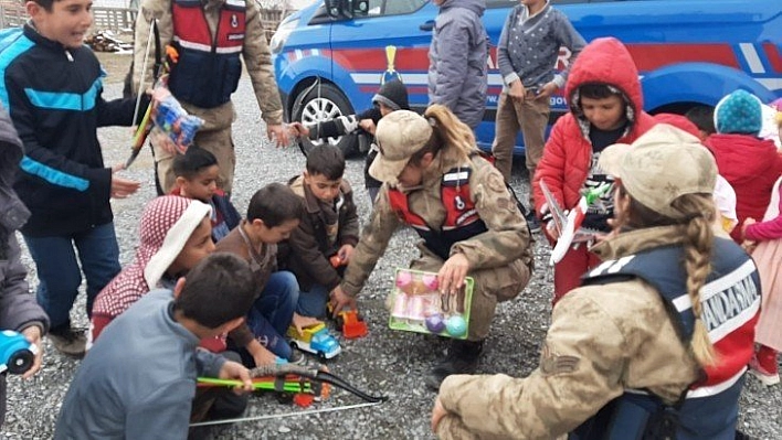 Oyuncak dağıttılar