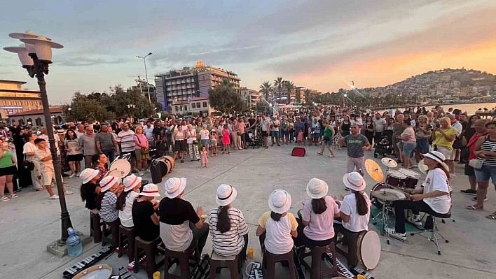 Tatilde binlerce turiste konser verdi