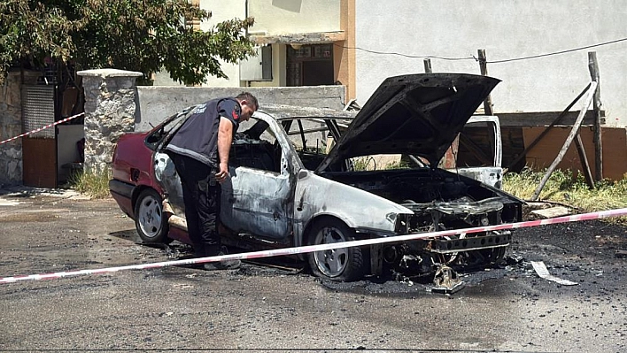 Park halindeki otomobil alev aldı