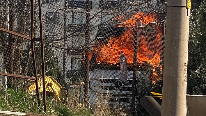 Park halindeki tır alev alev yandı