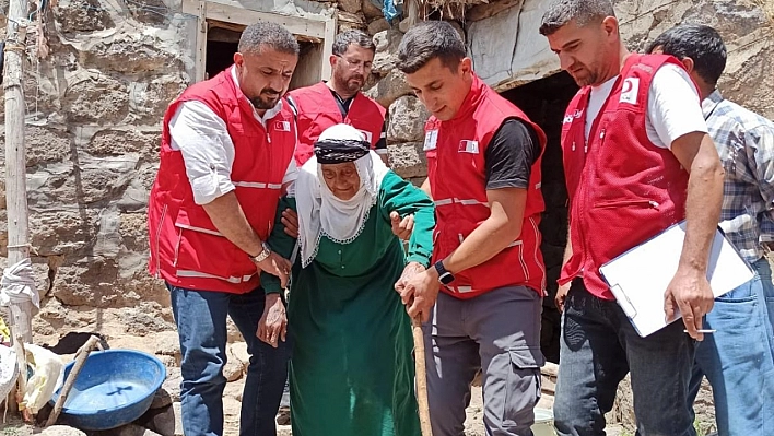 Patnos'ta 90 yaşındaki kadına Kızılay kucak açtı