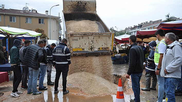 Pazar Kurulan Caddede Sağanak Nedeniyle Çöküntü Oluştu!