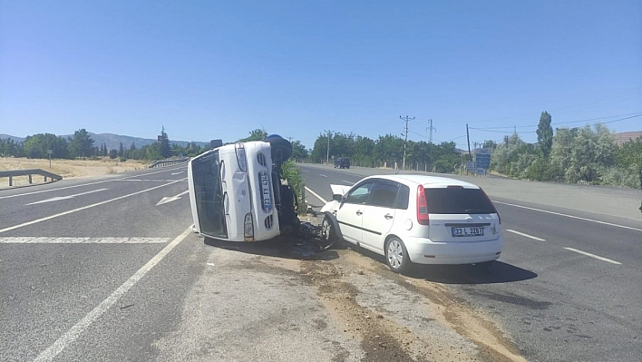 Pikap ile kamyonet çarpıştı