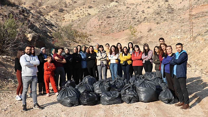 Piknikçiler kirletti doğaseverler temizledi