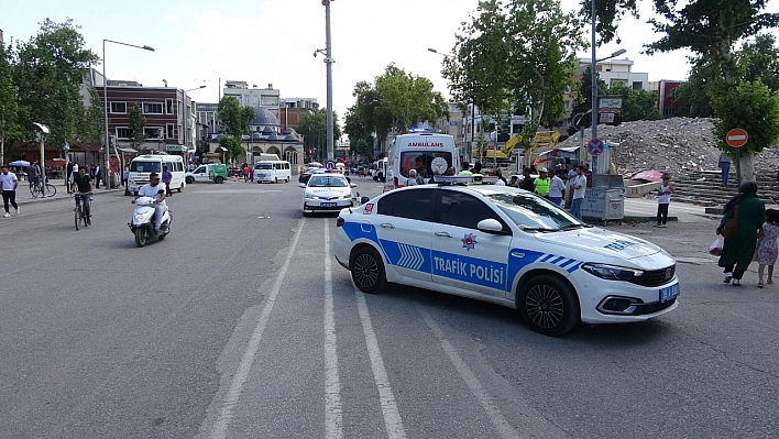 Polis aracı ile motosiklet çarpıştı  2 yaralı