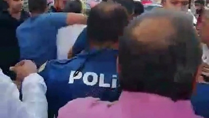 Polis tacizciyi linçten son anda kurtardı