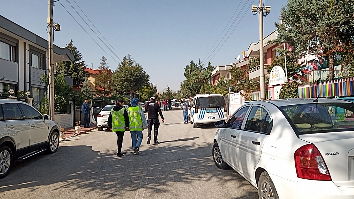 Polise Bıçaklı Saldırı Anı Güvenlik Kamerasına Yansıdı