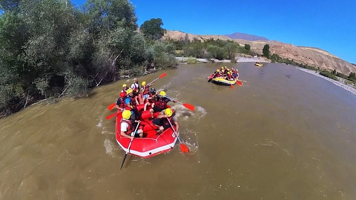 Rafting yaparak serinlediler