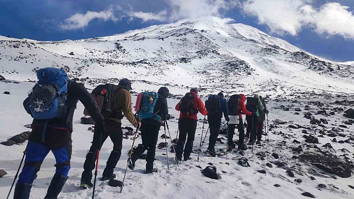 Rus dağcılar tipiye yakalandı