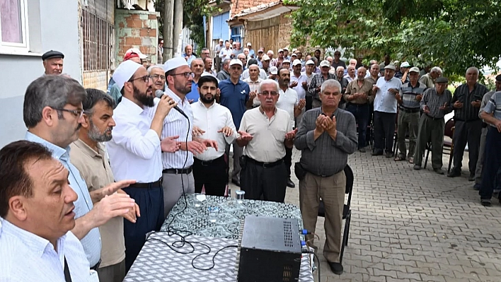 Tarihi mahallesinde eller yağmur için semaya açıldı
