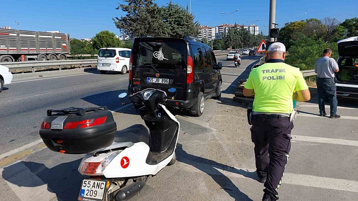 Motosiklet hafif ticari araca çarptı: 2 yaralı