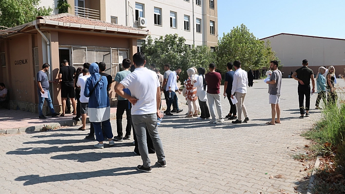 Şanlıurfa'da sınava geç kalan aday salona alınmadı