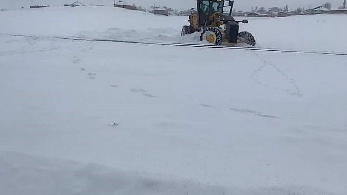 Saray'da karla mücadele çalışması devam ediyor
