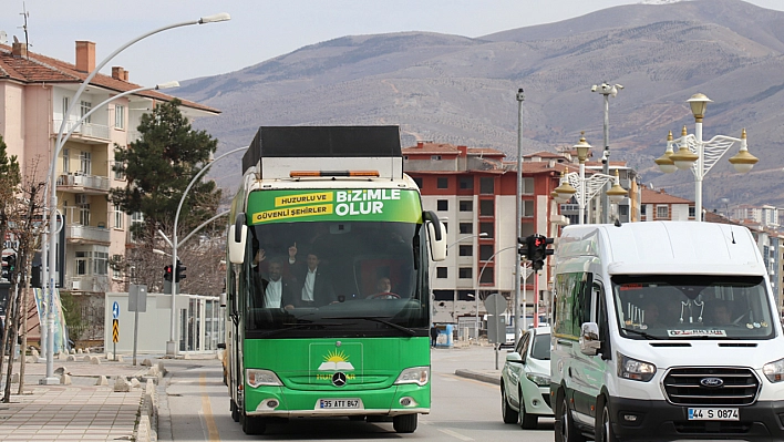 Seçim otobüsünden halkı selamladılar