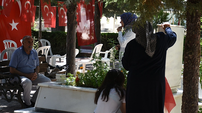 Şehitlikte bayram yoğunluğu