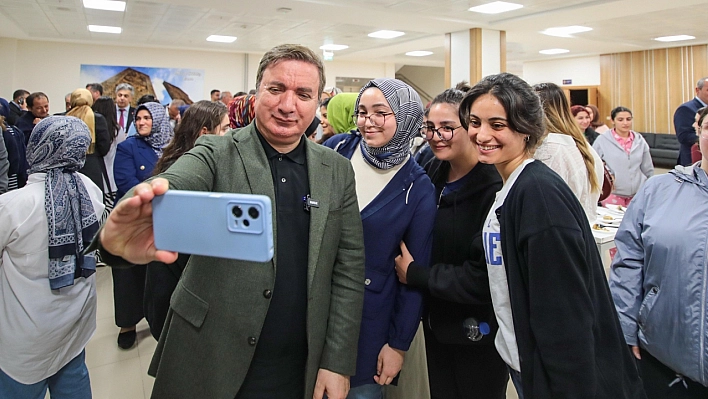 Şehri gençlerle birlikte yönetiyor!