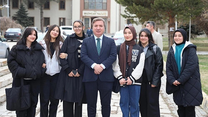 Şehri gençlerle birlikte yönetiyor!