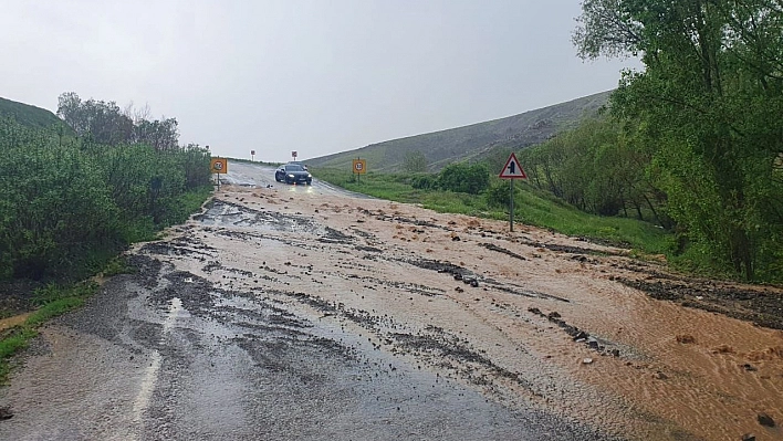 Sel kısmen yolu trafiğe kapattı