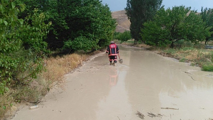 Sel yolu trafiğe kapattı