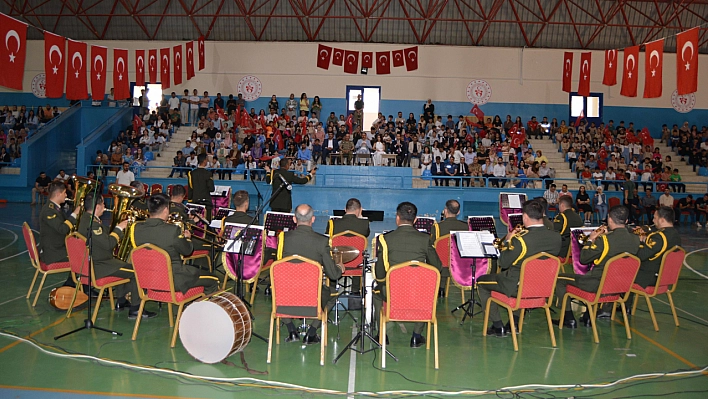 Şemdinli'de Bando Keyfi 2. Ordu Komutanlığı Konserle Kalpleri Birleştirdi