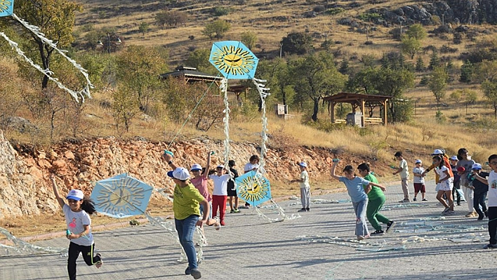 Şenlikte çocuklar gönüllerince eğlendi