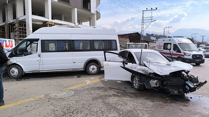 Servis, 2 otomobille çarpıştı: 5 kişi yaralandı