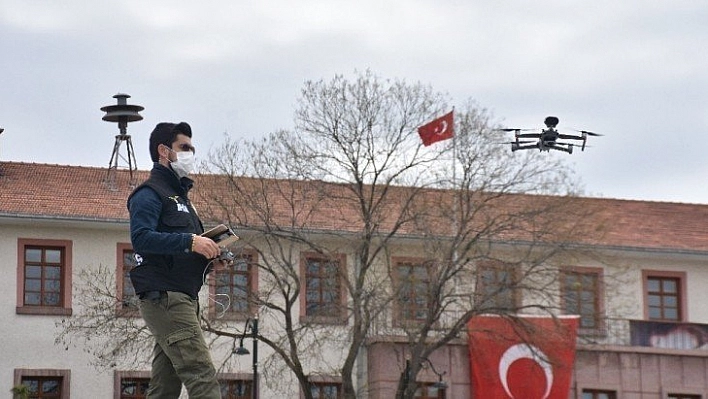 Sesli drone ile sokağa çıkanlar uyarılıyor