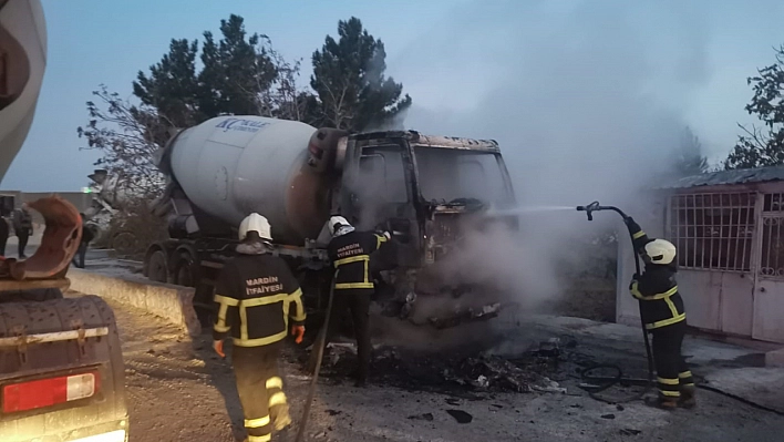 Seyir halindeki beton mikseri alev alev yandı