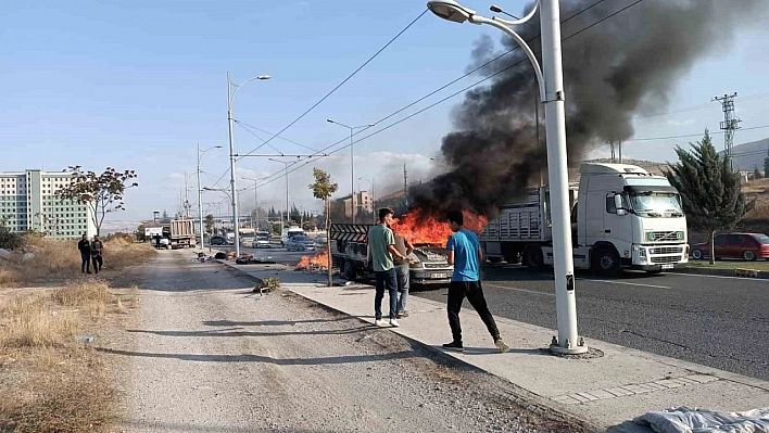 Seyir halindeki kamyonet alev alev yandı