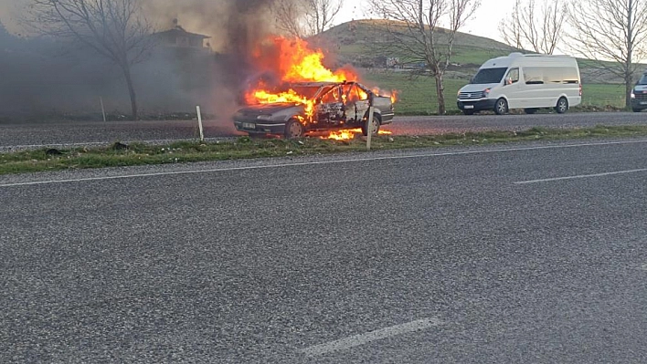 Seyir Halindeki Otomobil Yandı