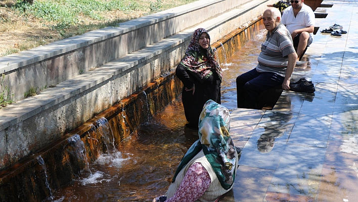 Sıcaktan bunalan çocuklar havuzda serinledi