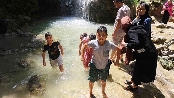 Sıcaktan kaçan şelalede serinledi
