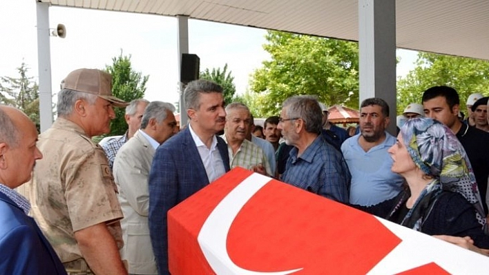 Silahlı saldırıda ölen polis ve annesi defnedildi