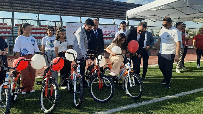 Silopi Kaymakamı Partal, başarılı öğrencilere bisiklet hediye etti