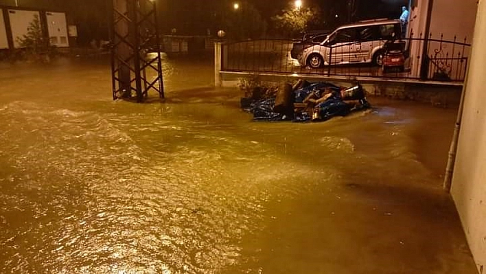 Şiddetli yağış taşkınlara yol açtı