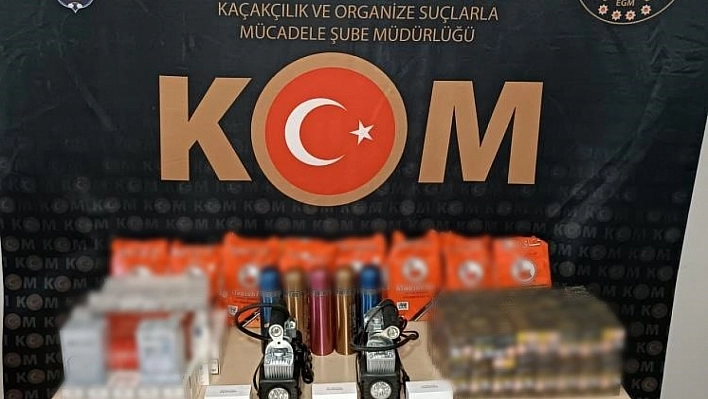 5 bin 454 paket sigara, 165 adet puro, 24 adet elektronik sigara, 15 adet emtia (kablosuz kulaklık, akıllı saat, termos), 11 adet cep telefonu, 4 kilogram kaçak çay...